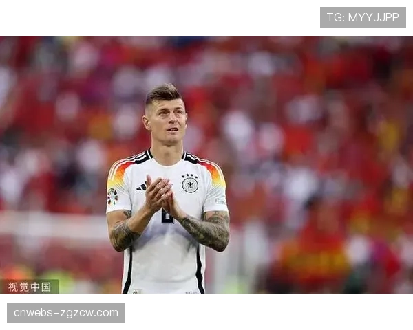 花絮：欧冠现场球迷高歌致敬即将退役的托尼·克罗斯